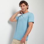 Imagen de Polo Aereal Cuello Redondo Basico Solido Acero Hombre con 51% de descuento