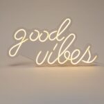 Imagen de Letrero Neón Good Vibes 42 Cm con 85% de descuento oferta online | SuperCupon