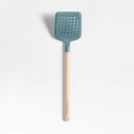 Imagen de Espátula Ranurada De Madera Y Silicona Verde Salvia Crate&barrel con 50% de descuento oferta online | SuperCupon