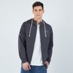 Imagen de Polera Hombre Zip Embo Hypnotic con 51% de descuento oferta online | SuperCupon